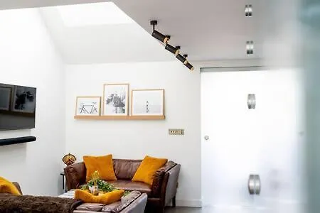 Stylish Cambridge Home With Free Parking